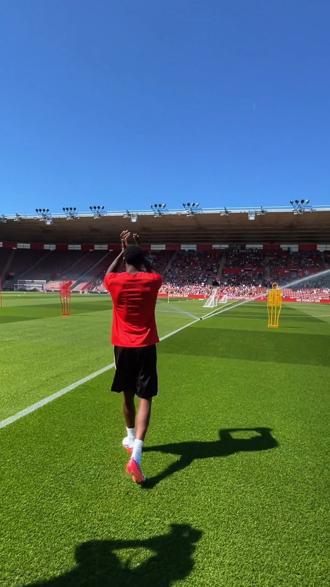 Here he is 😍 Mubama meets the fans 👋