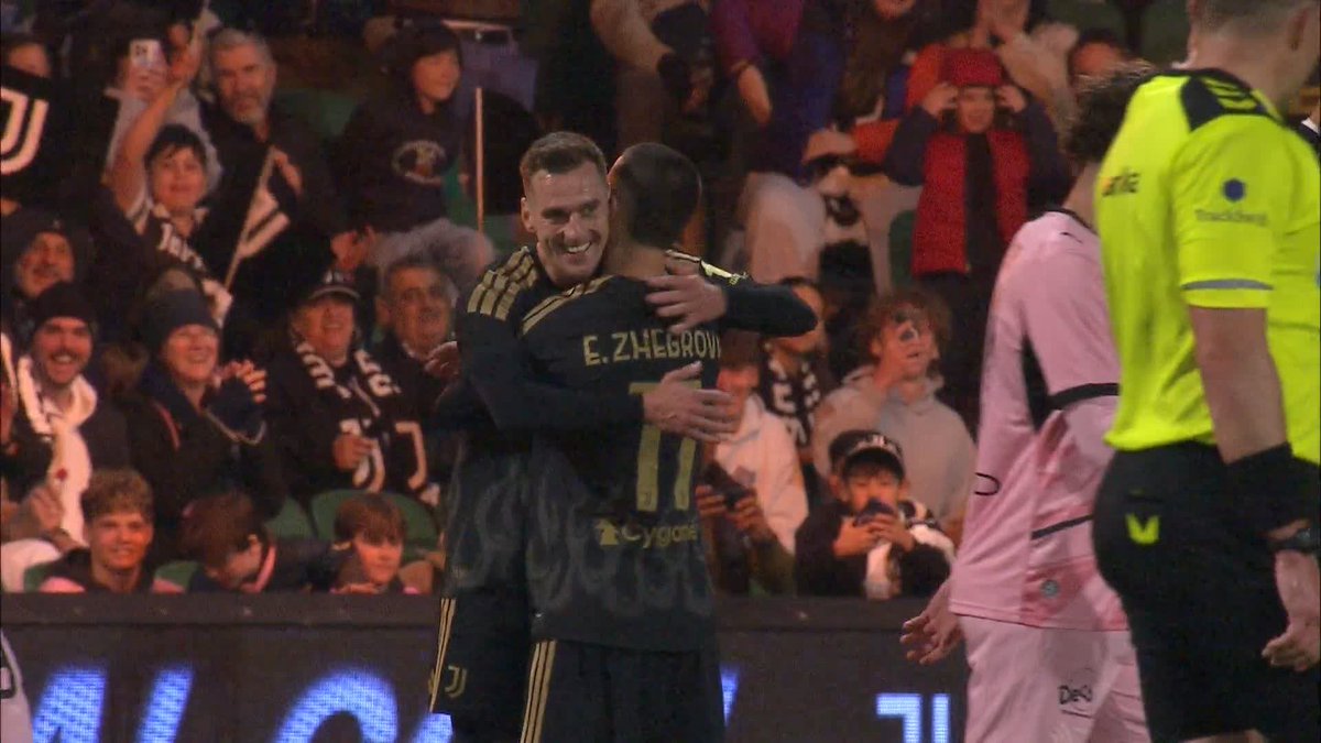 Arkadiusz Milik seals it with a rapid break to double Juve's advantage in Perth! 👏👏