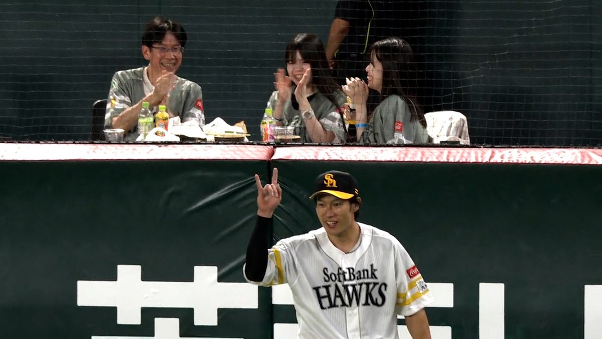 フェンス際でナイスキャッチ👆 #柳田悠岐 目の前で迫力のプレーを見られたファン歓喜😆👏👏👏 柳田は少し照れ笑い？☺️✌ #sbhawks #ベースボールLIVE で配信中[初月無料]