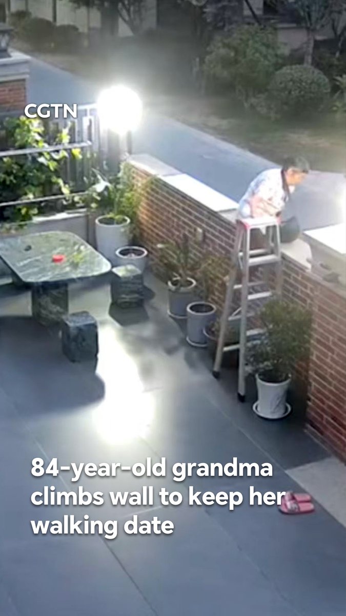 84-year-old grandma climbs wall to keep her walking date #ChinaSeen #PeopleFirst