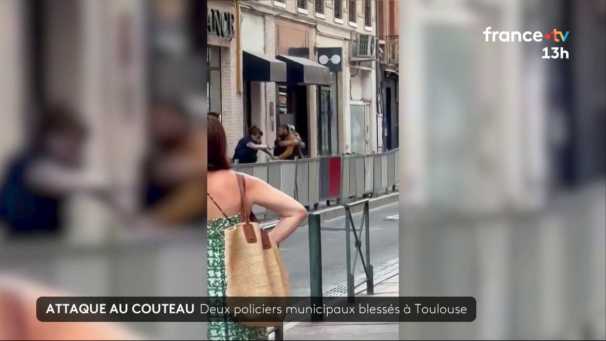 Un homme agressif a été interpellé lundi 10 août dans le centre de Toulouse après avoir refusé d'obtempérer. Armé de couteaux à huîtres, il s'en est pris aux policiers municipaux, faisant deux blessés légers. #JT13H