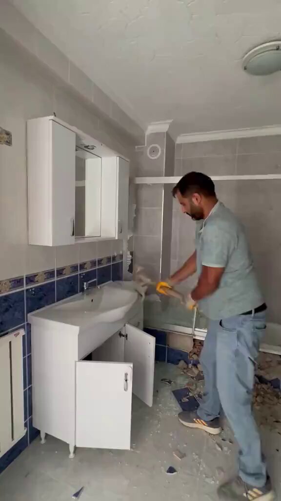 Bir dekorasyon ustası, müşterisinin banyosunu “Eskilere elveda, yenilere merhaba” diyerek baştan aşağı yeniledi ve lüks bir mekâna dönüştürdü.