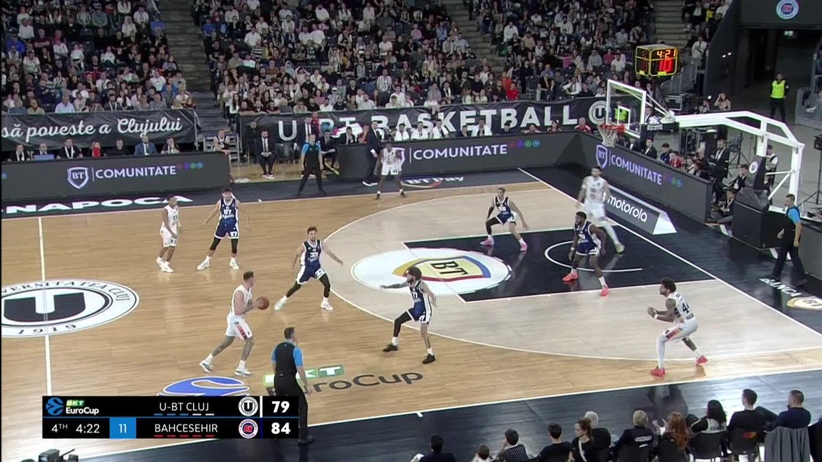 Anadolu Efes, geçtiğimiz sezonu U-BT Cluj-Napoca'da geçiren Darron Russell'i kadrosuna kattı. Geçtiğimiz sezon EuroCup'ta Russell: - En İyi 2. Beş - 19.8 Sayı (Sayı Kralı) - 6.2 Asist - 20.5 PIR (Anıl S. Uysal)