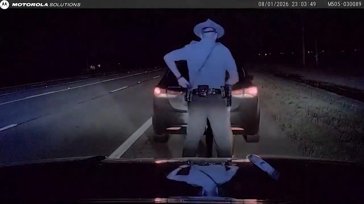🚨 An Arkansas State Trooper is under fire for punching an 18-year-old woman during traffic stop.