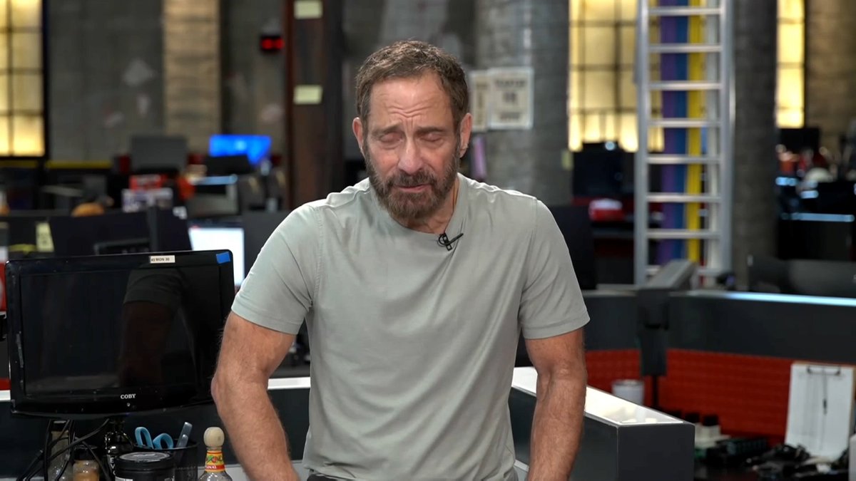 🚨🎥 If the threat was serious enough that President Trump wouldn’t fly on the original Air Force One, why was the plane allowed to take off with reporters, White House staff, and crew onboard?