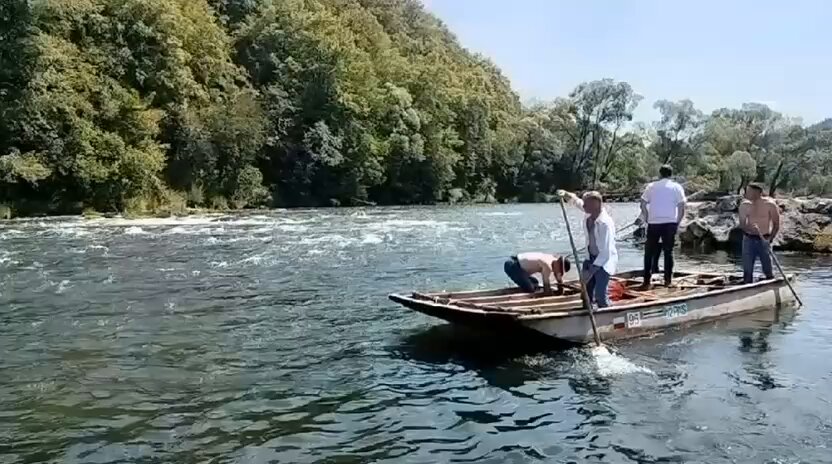 W środę, 5 sierpnia naprzeciwko przystani w Sromowcach Wyżnych-Kątach turystka po wywrotce z kajaka utknęła na kamieniu. Kobieta dodatkowo miała psa na smyczy. To była dramatyczna akcja, która dzięki flisakom zakończyła się dobrze. Głównym świadkiem zdarzenia, który czynnie brał udział w ratowaniu kajakarki z psem był Tomasz Grywalski, flisak z 23-letnim doświadczeniem. To film z tej akcji. #Pieniny #Dunajec #Flisacy