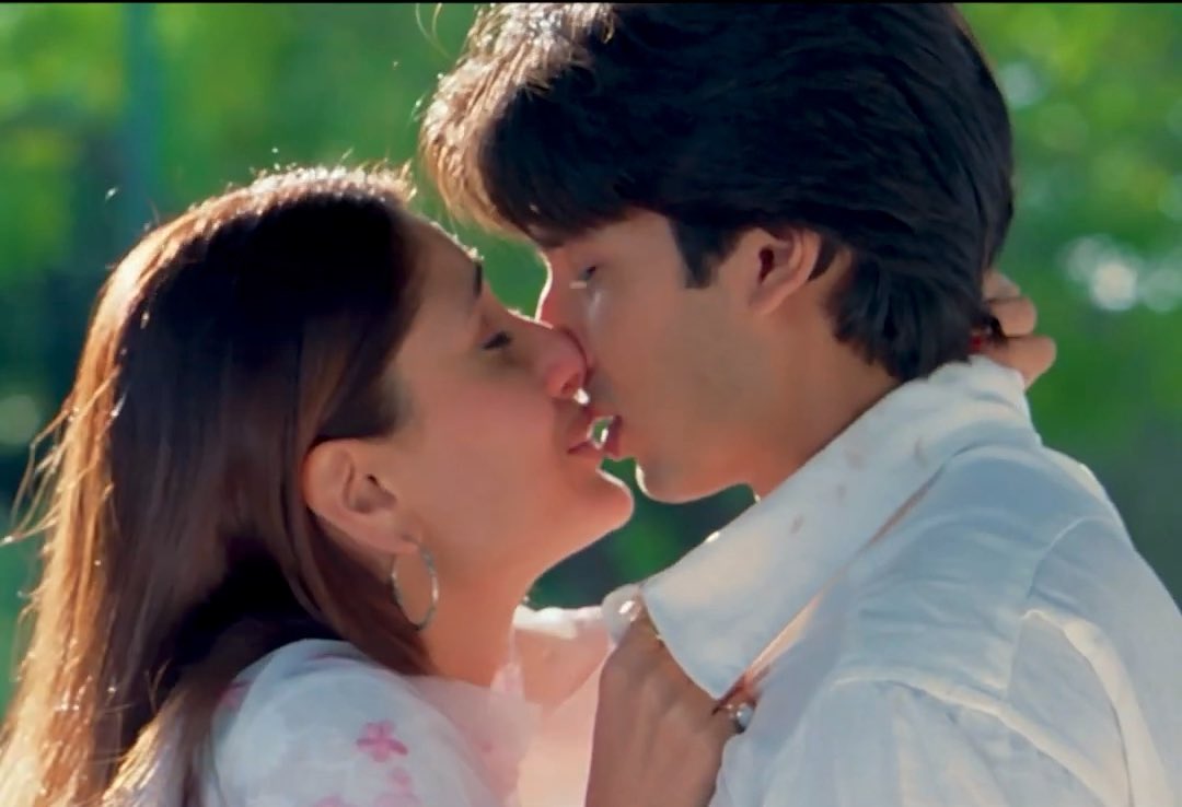 KAREENA KAPOOR proposed SHAHID KAPOOR with a LIP KISS 💋 in JAB WE MET film 🔥🥵