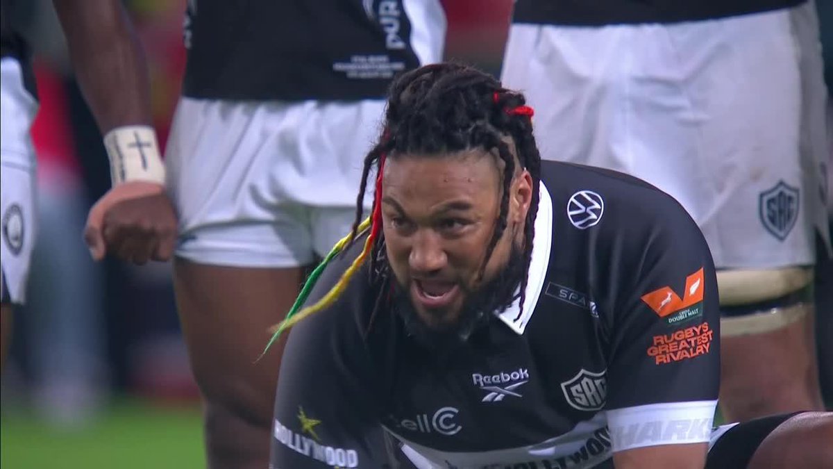 🇳🇿 ¡UN HAKA MUY ESPECIAL EN DURBAN! ℹ️ Con Ma'a Nonu del lado de Sharks, los All Blacks hicieron su típica danza maorí en la previa del encuentro. ➕ Mirá el mejor rugby en Disney+ Plan Premium.