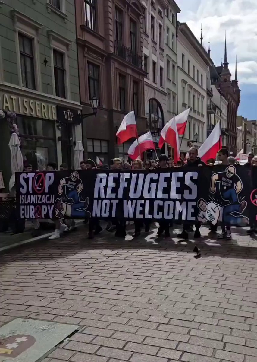 Thousands take to the streets of Toruń, Poland with banners reading "Refugees NOT Welcome" and "STOP Islamization of Europe" 🇵🇱 This is why Poland is only 0.1% Muslim.