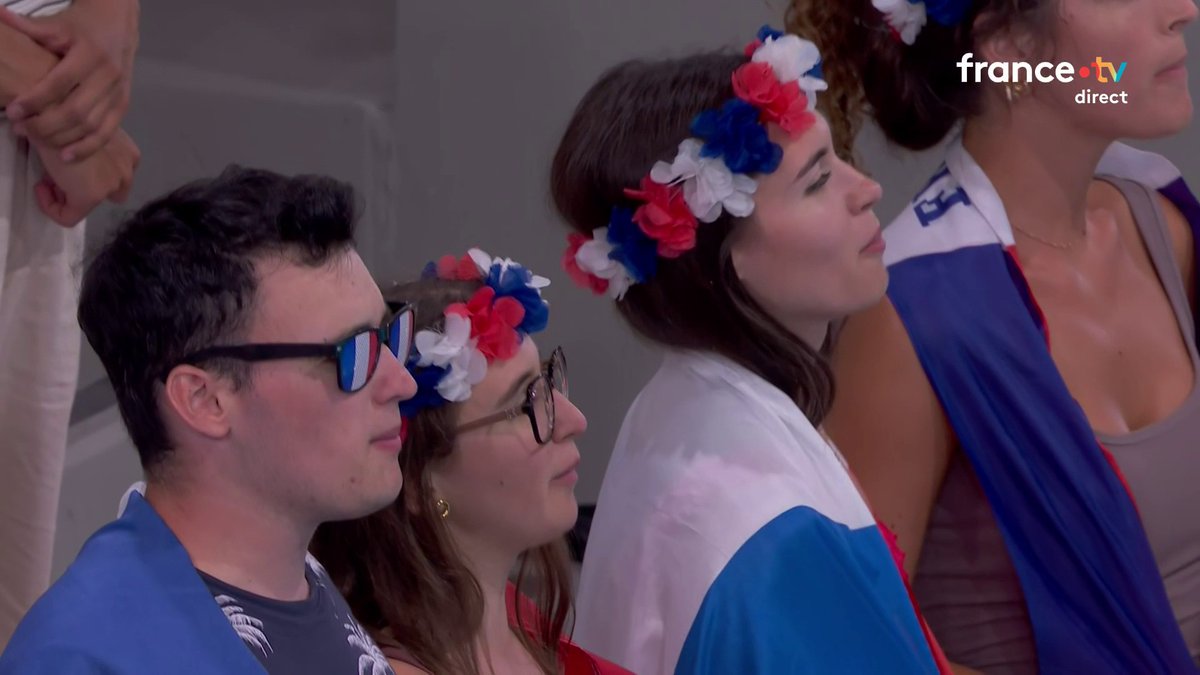 #Paris2026 | 🇫🇷 Frissons sur le podium 🥇 Les champions d'Europe entonnent La Marseillaise a cappella avec tout le public. Une magnifique communion pour conclure cette soirée.