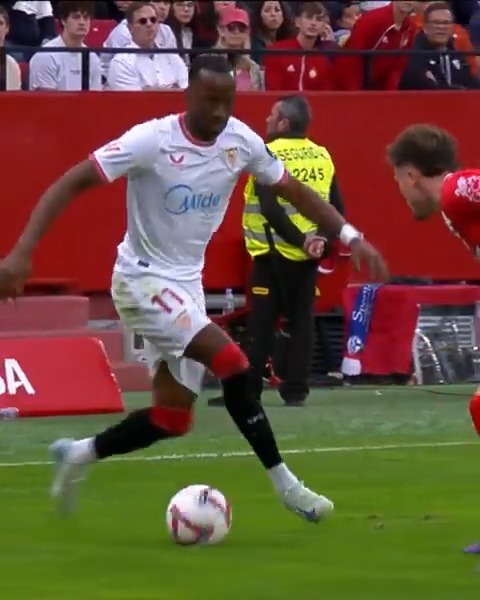 Hava toplarında etkili santrafor mu geldi? O zaman ben şunu beklerim sağ kanada Dodi Lukebakio. 🇧🇪🦅