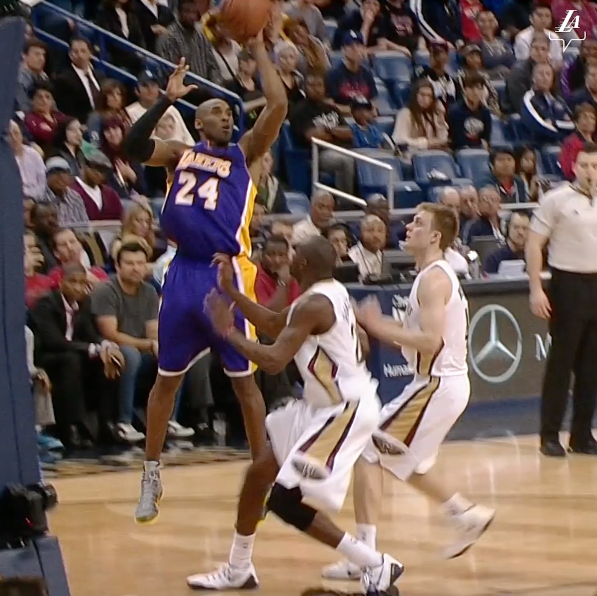 Kobe was wild for this Tearing his rotator cuff and playing with his left hand for a whole quarter is so savage 😈
