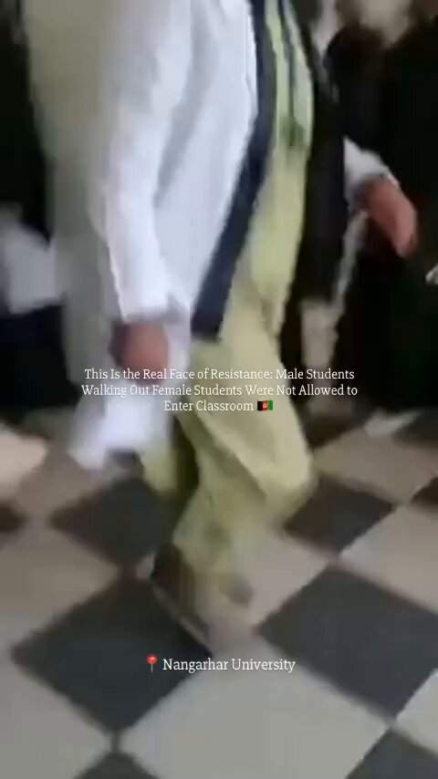 التاريخ حفظ لهؤلاء الرجال الافغان المتحضرين النبلاء موقفهم الاحتجاجي بعد ايام من عودة طالبان للسلطة عندما منعت طالبات الطب من دخول الامتحان قام طلاب الطب الذكور بالخروج من قاعة الامتحان تضامنا مع الطالبات اللاتي منعن من اداء الامتحان خسارة يقود الهمج الجهلاء البلد بدل المتحضرين