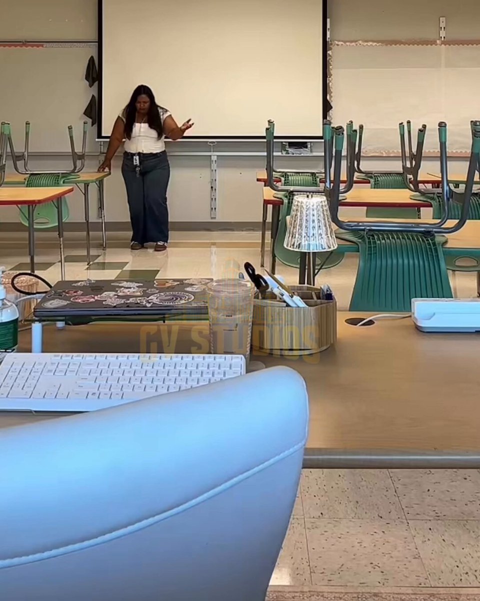 🚨More teachers are praying over their classrooms and students before class begins🙏