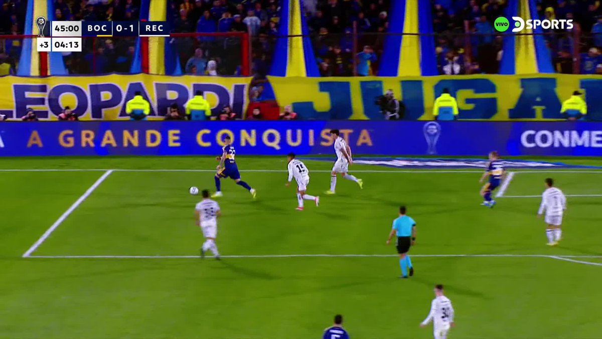 Sos 9. Te queda una pelota enfrente del arco, la agarras de volea y le pegas asi. Mamaaaa, que desastre