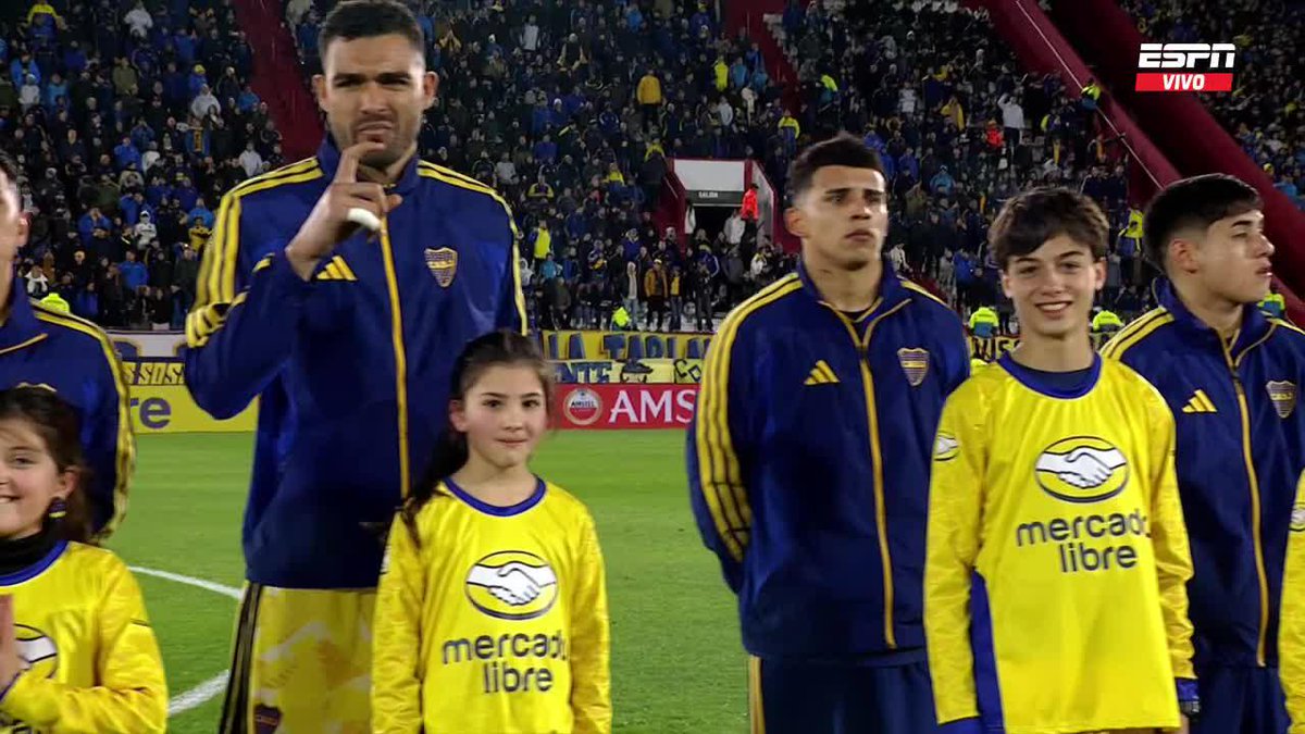 ¿QUÉ SIGNIFICADO TIENE? Álvaro Montero volvió a hacer su gesto viral en la previa de Boca vs. Recoleta en el Ducó.