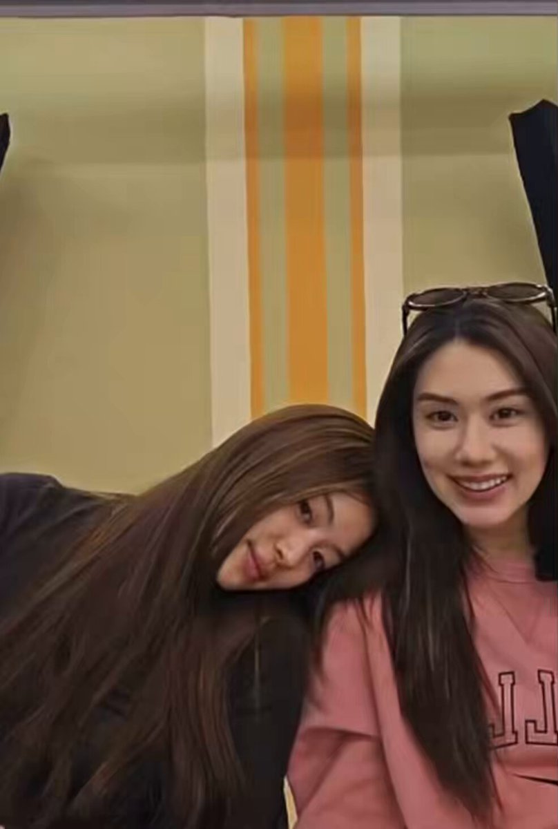 👩🏻: วันนี้มีอะไรที่ทำให้ยิ้มได้แบบไร้เหตุผลบ้างมั้ย หมิว: คุยกับพี่น่า หมิว: เขินหรอ 🥹🫠 เขินค่ะ เสียงคุณเค้าคือ ใจฉันเหลวละ
