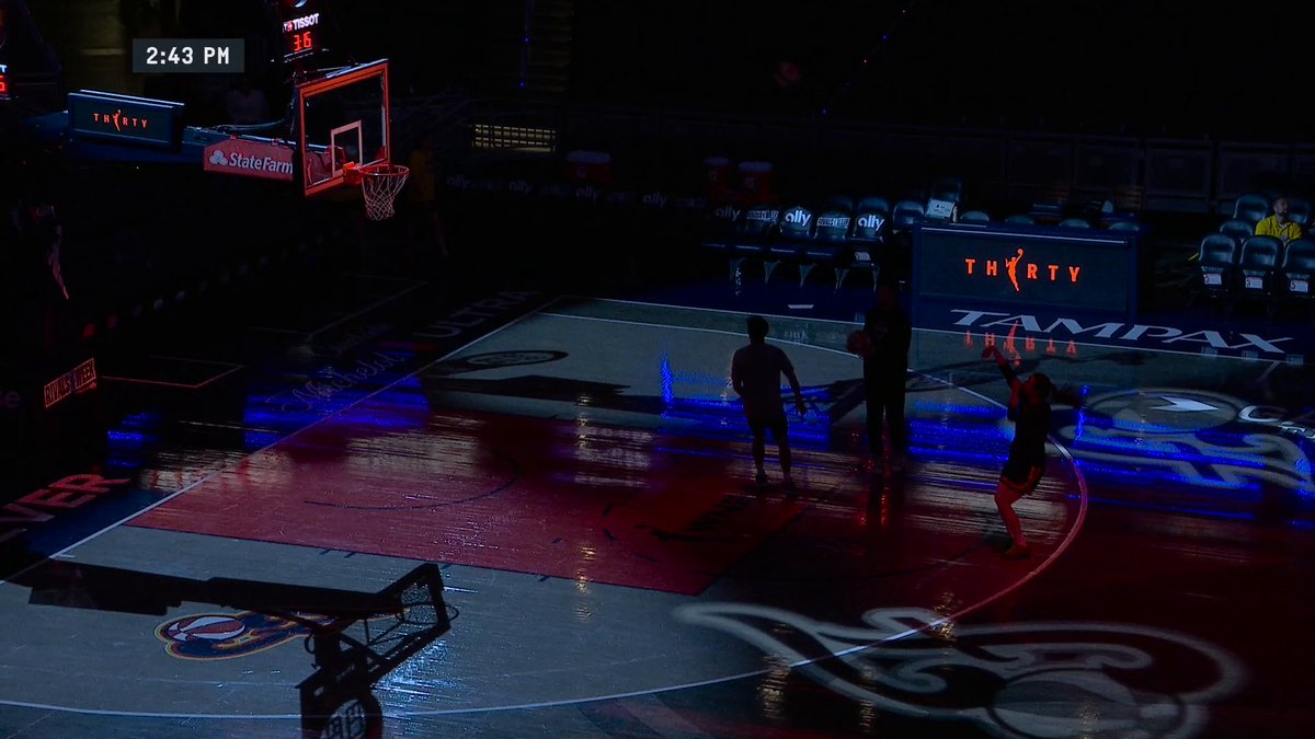 Caitlin Clark warmed up shooting in the dark 😲