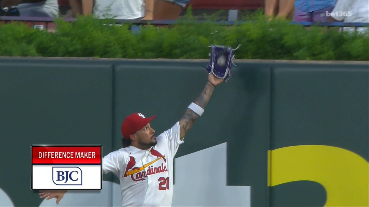 Everson Pereira hangs on for an unreal catch right at the wall!