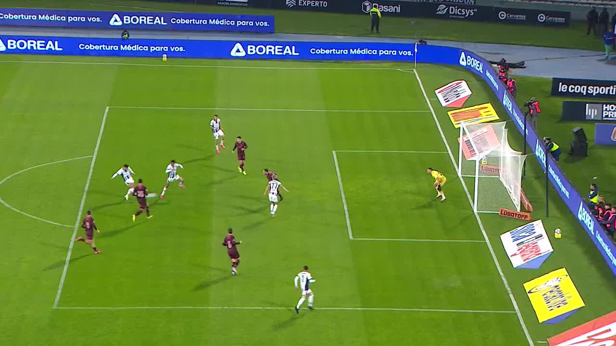 ¿ES LA IDEA DE SAMPAOLI? Talleres cayó goleado 0-3 con Lanús en el Kempes por la fecha 4 de la Zona A del #TorneoClausura, pero cuando el partido iba 0-0 la T protagonizó esta jugada que Franco Cristaldo no pudo terminar con gol.