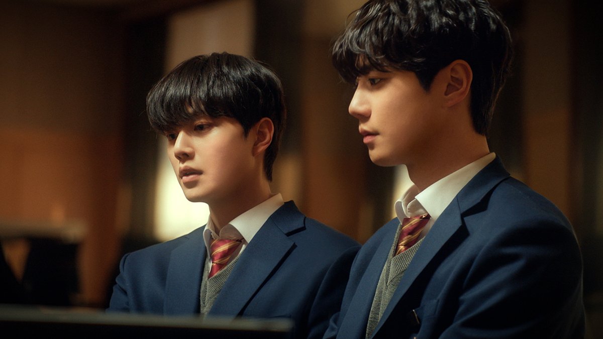 UM PIANO, DOIS GÊNIOS. Quatro Mãos, Duas Sonatas, nova série coreana com Song Kang e Lee Jun-young, estreia no dia 29 de agosto. 🎹