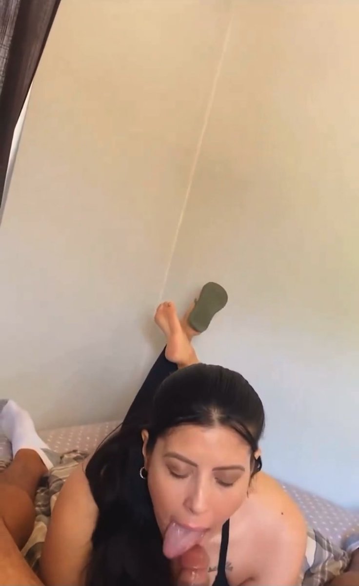 Got right to it, couldn’t even keep her chancletas on… #thepose #feetup #soles #footfetish #blowjob #latina #bbc #chudai
