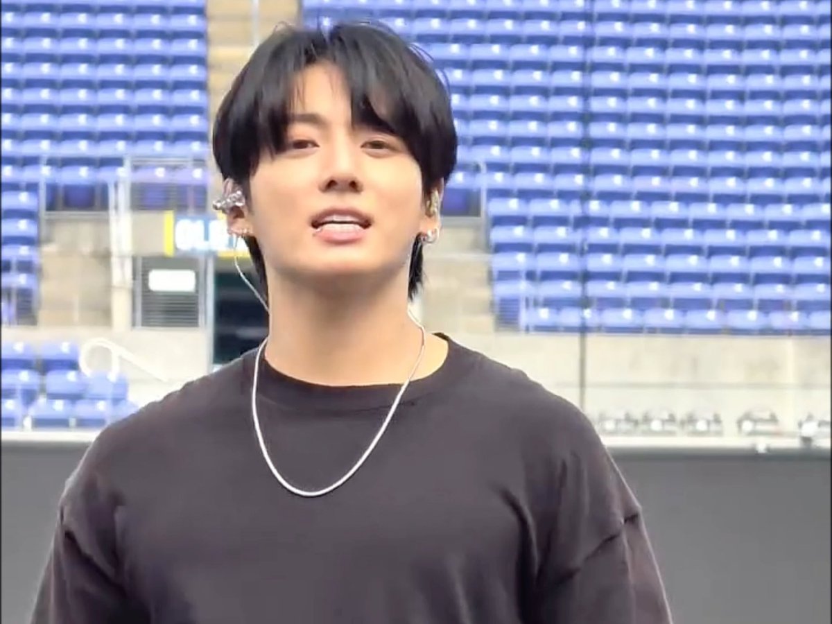 now that jungkook mentioned the puffiness of his eyes due to creatine… he’s so cute 😭