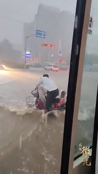 【Video】#HeartwarmingMoment On August 10, in Jinan, capital of east #China's Shandong Province, a rainy day took an unexpected turn when a woman and her #child fell off their bike. In a beautiful display of kindness, bus driver Wang Yongke rushed to their aid without hesitation. Let's give a big thumbs-up to this hero! 👍