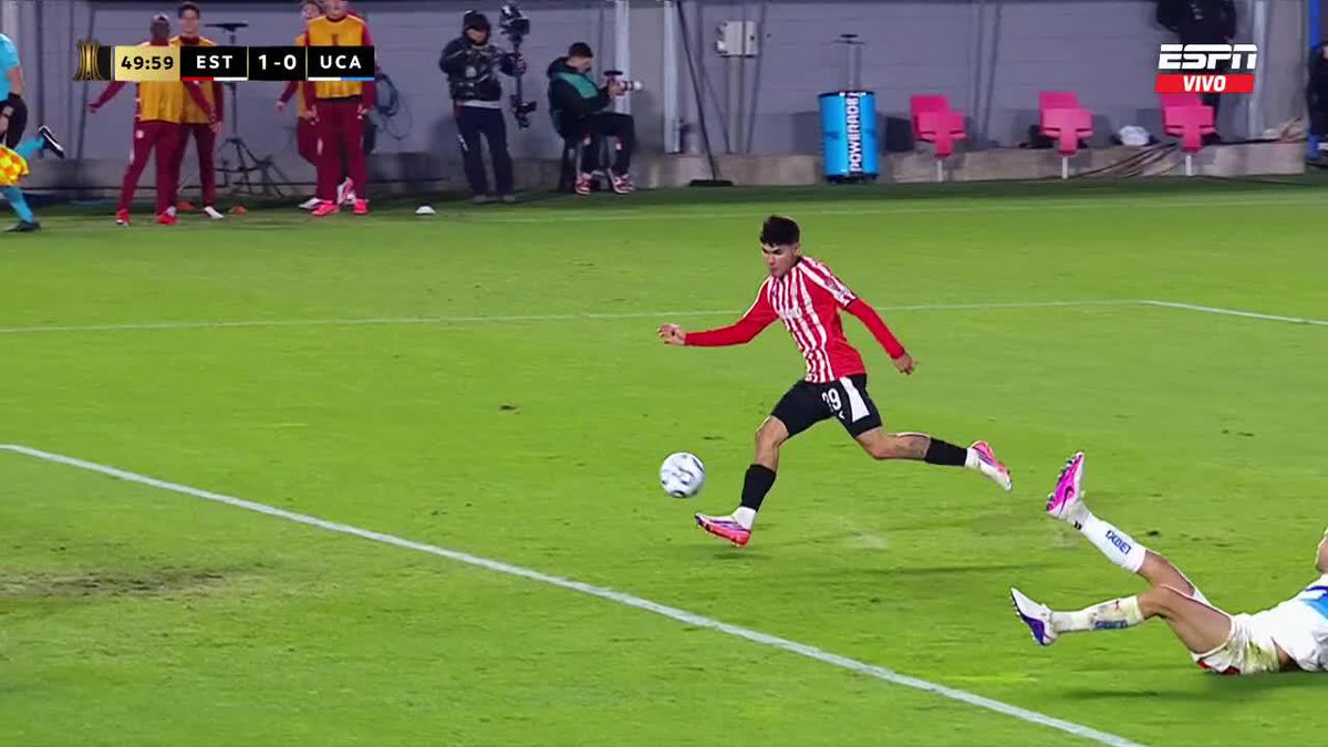 ¡VIVEN EN UN COUNTRY! 😫 No se puede creer la falla de Estudiantes de La Plata ❌ Hasta los aficionados se ríen del error 😅 Disfruta la Copa Libertadores por ESPN y #DisneyPlus Premium