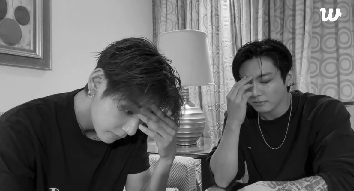 *sad ballad starts playing* 🐯: *puts the black & filter on the live* 🐰🐯: 😞😢😩