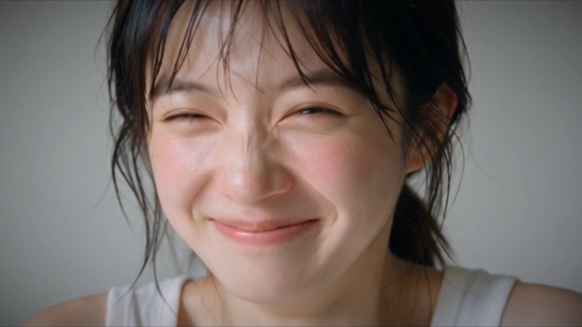 人生で3本の指に入るくらい、笑いを堪えた瞬間たるや…。 前回は号泣、今回は笑い涙。 この動画のなんとも言えない魅力にハマり、 私は胸を締めつけられ、ギックリ腰になったことを忘れてしまっている。 プロンプトはリプ欄に…Seedance 2.5