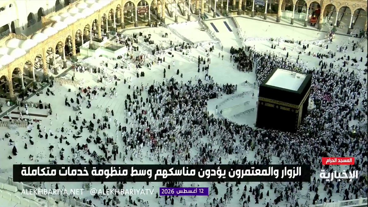 الطائفون يبتهلون لرب البيت العتيق مع إشراقة الصباح في أروقة الحرم.