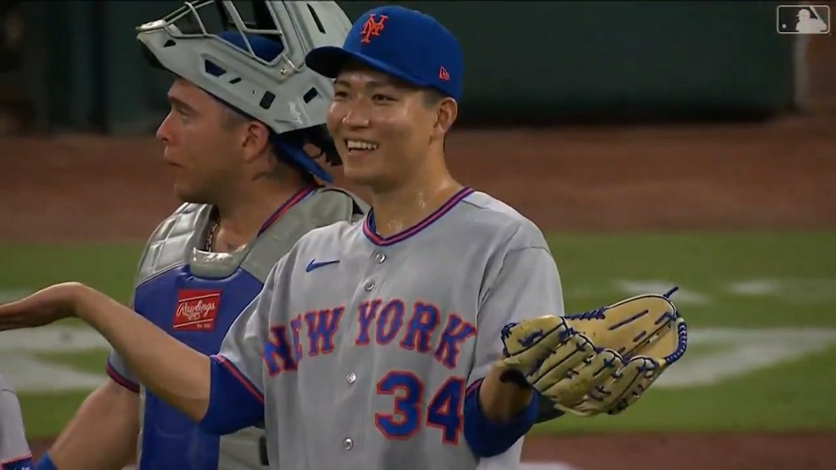 【初セーブ】#千賀滉大 のMLB初セーブ記念ボールを 外野手が間違えて客席に投げ込んでしまった件の結末😆 ボールを手に入れたファン一家が 千賀投手にこれを返却し、一件落着となりました⚾ 👉この家族は身に着けているグッズを見るところ それぞれ違うNL東地区のチームを応援しているようです🤣 #日本人選手情報