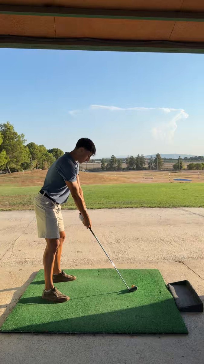 Ayer por la tarde fui a jugar a golf. Ya ha pasado más de un año desde que fui por primera vez y en septiembre me apuntaré a clases. ¿Cómo veis mi swing?