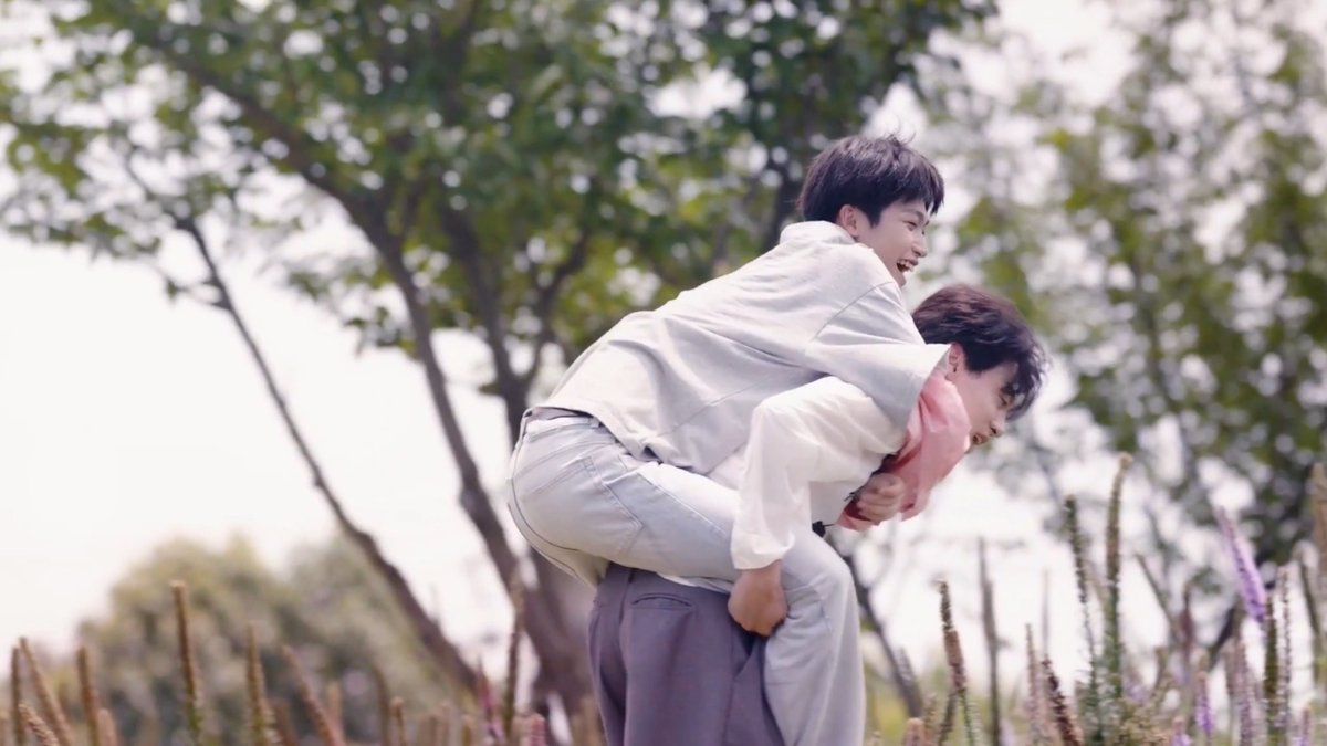 A cut scene from ‘Revenged Love’, in which Wu Suowei takes Chi Cheng to his parents’ grave to formally introduce him, has been released. The clip features the actors’ original voices with no dubbing.