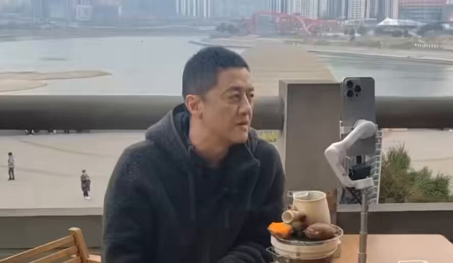 2年前，李亚鹏哭丧着脸，直播卖农产品。听到汪峰又换了女人，李亚鹏绝望了；2年后，李亚鹏因经商执念太深，又在云南开民宿！普通民宿300，他民宿起步700多，最贵每晚5000。如今云南民宿内卷，大批从业者亏损停业，加上他过往多次投资失败，这次重资产入局，属实让人捏一把汗？