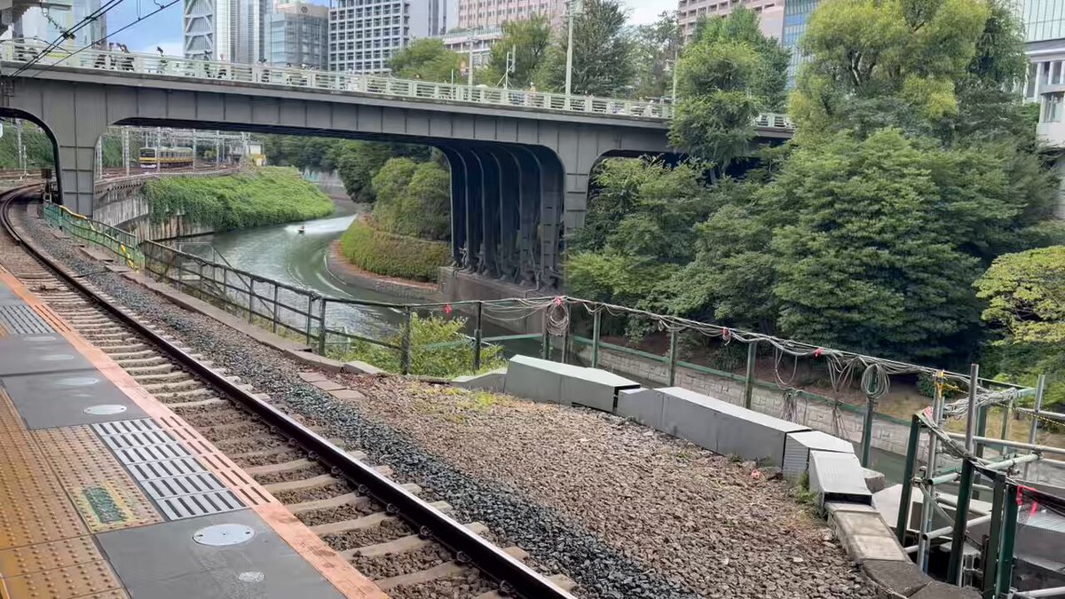 御茶ノ水駅で電車待ってたら目の前の川でボートレース？みたいなのやってて楽しそう😀