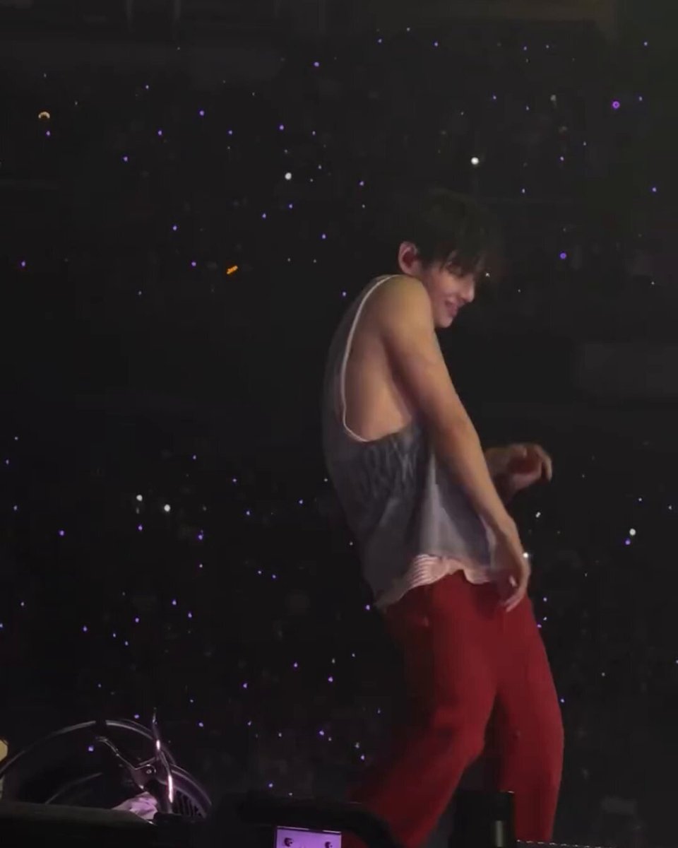 SHUT UP TAEHYUNG WAS DANCING TO BEST OF ME BUT THE MAIN CAMERA DIDNT SHOW US??? 😭