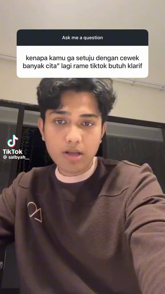 ini penjelasan kadam sidik soal statement dia, itu preferensi dia aja karna mau spend time waktu sm keluarga. ya sama aja sih ky kita misal mau cowo yg “provider mindset” atau “gamau cowo yang kerjanya jauh” menurutku cara penyampaian dia aja yg kemaren bikin misleading, soalnya di video nikahan & setelah nikah keliatan bgt dia bucin parah ampe dibilang “lily & pot-nya” sama netizen🤣