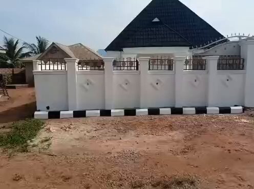Someone offered me this house for 45m And this guy was lying with confidence! Nonsense Property Details: 4 Bedroom Flat 2 Units of Room & Parlour Self Contain - Uncompleted at the back Land Size: 30ft x 120ft - HALF PLOT All on One Compound Price: ₦45m