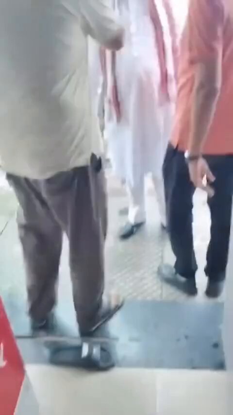 कुर्ते वाले BJP के महानगर अध्यक्ष गिरीश भंडूला हैं। दूसरा व्यक्ति शिवसेना शिंदे गुट का जिलाध्यक्ष नन्हे चौधरी है। दोनों में मैत्रीपूर्ण माहौल में चर्चा चल रही है। 📍मुरादाबाद, यूपी