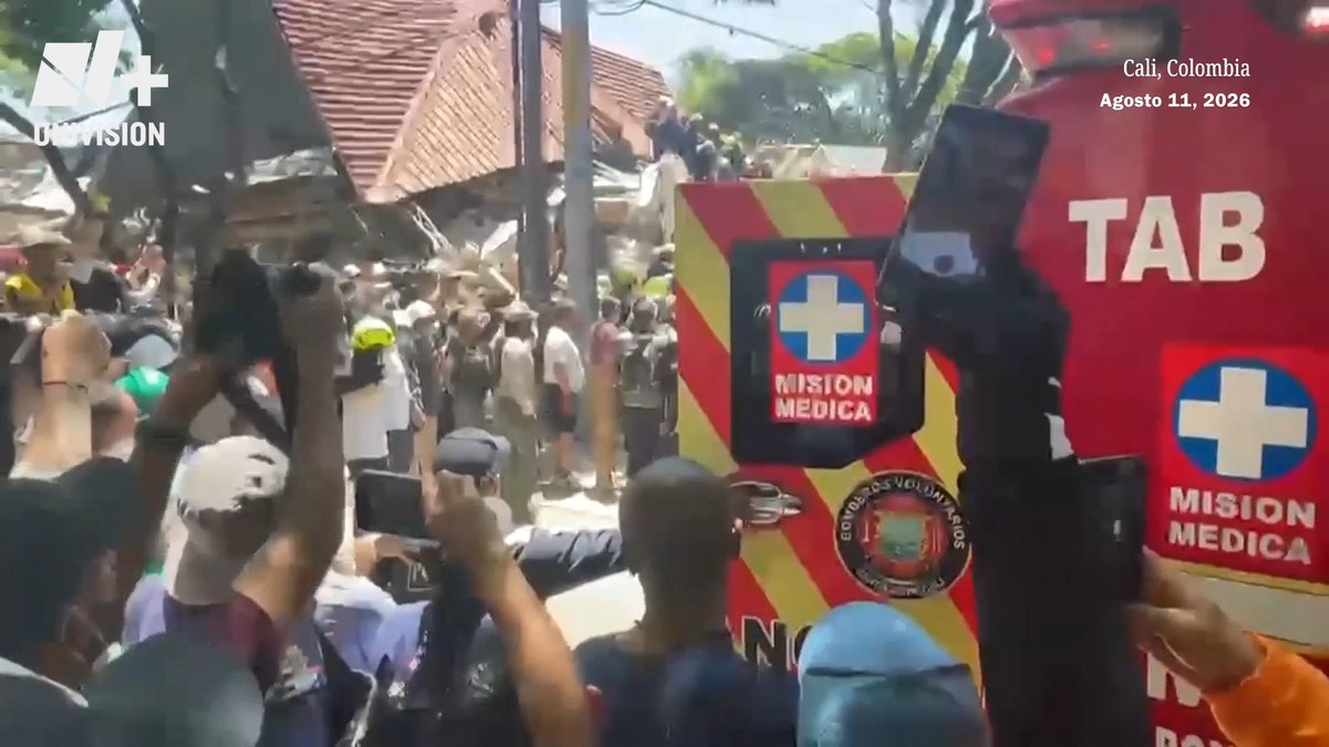 🇨🇴 | TERREMOTO EN COLOMBIA: Este martes, rescatistas en Cali escoltaron a un sobreviviente sacado de entre los escombros del terremoto hasta una ambulancia, mientras los equipos se apresuran a encontrar a otras personas atrapadas bajo los edificios derrumbados.