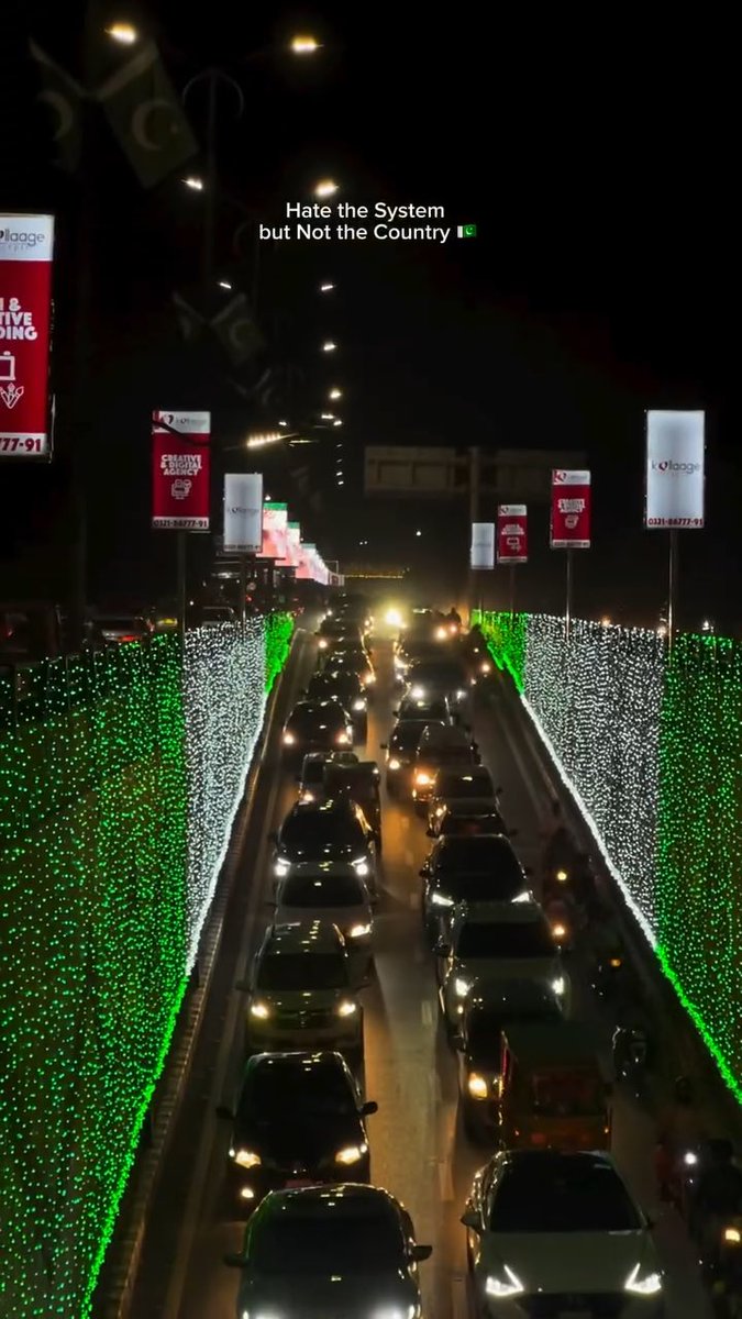 ہم اپنے ملک سے کتنی محبت کرتے ہیں اس کا اندازہ آپ اس ویڈیو سے لگائیں ہم ہمیشہ اپنی یوم آزادی اسی جوش اور جزبہ سے مناتے ہیں یہ ہی ہمارے اپنے ملک سے محبت کا ثبوت ہے