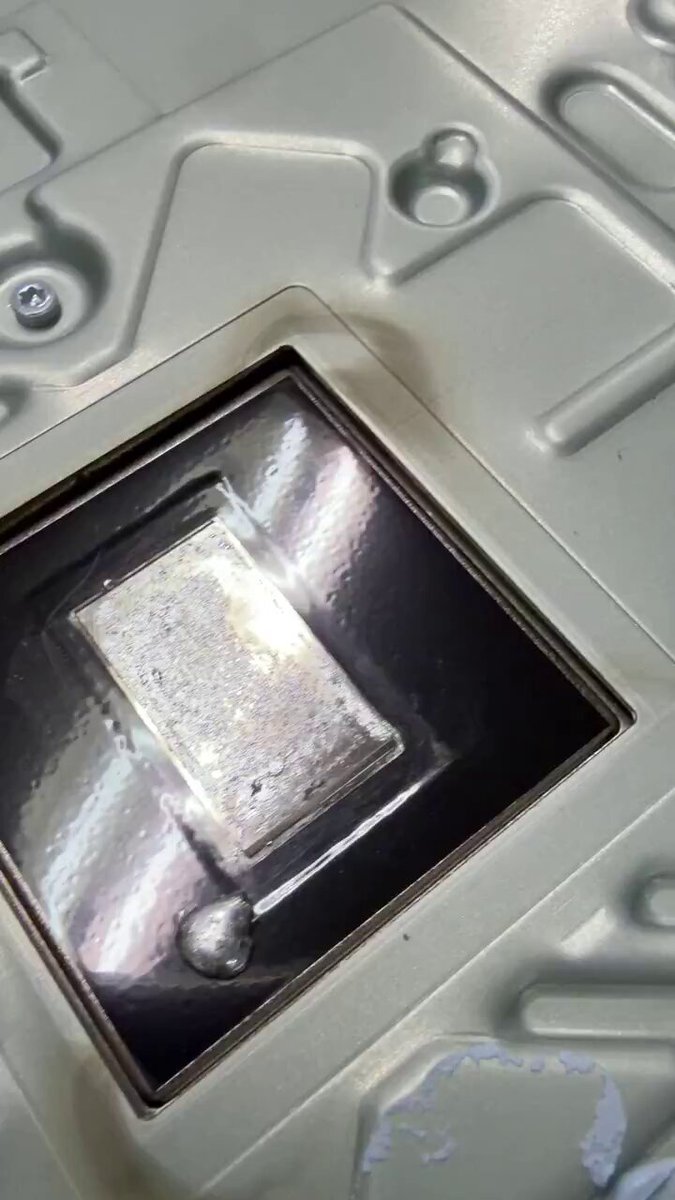 ⚠️ La première génération de PS5 commencerait à montrer un problème inquiétant après plusieurs années : le métal liquide utilisé pour refroidir la puce se dégrade 🎮🌡️ Selon Notebookcheck, sur certaines anciennes PS5, le métal liquide situé entre l’APU et le dissipateur peut progressivement se répartir de manière inégale, réduisant l’efficacité du refroidissement. Des cas de surchauffe et d’extinction de la console sont désormais rapportés, avec parfois des traces de dégradation au niveau du dissipateur.