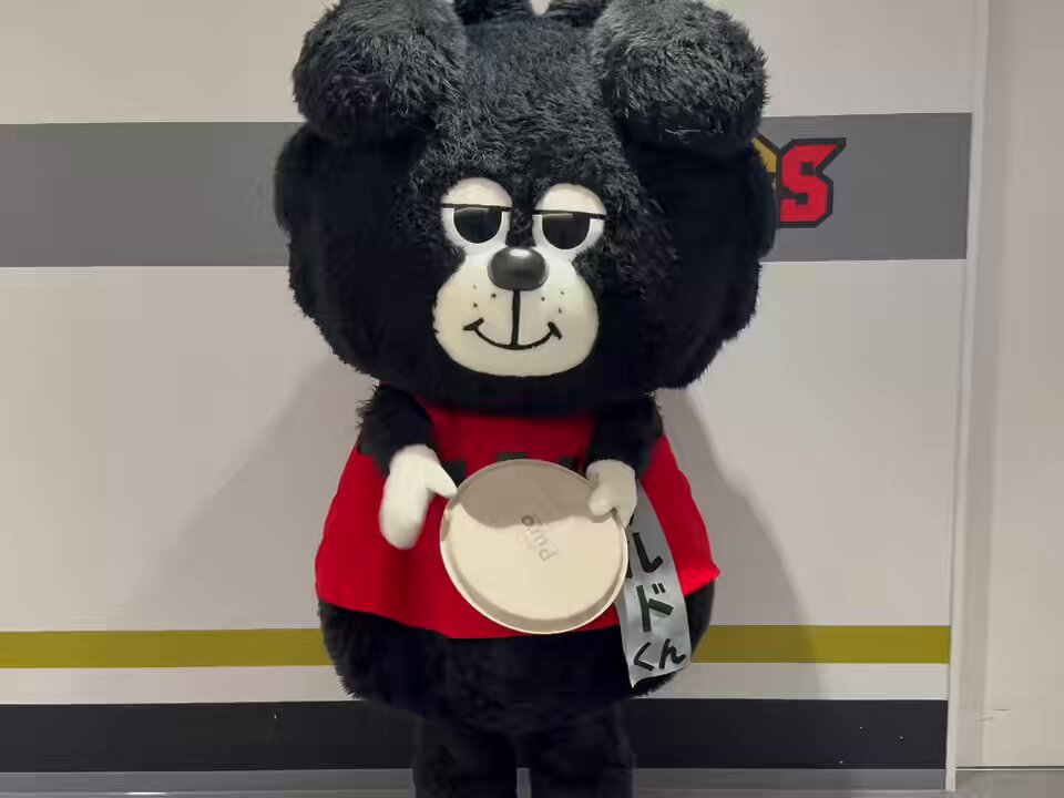 今日はウルドクイズ・・ ではなくウルド判定😉✨ ボクのお盆芸は・・ セーフ☺️ or アウト😩 それとも元々ボクの服装がアウト❓🤣 みんな良いお盆を〜🤗💖 #ウルフドッグス名古屋 #ウルドくん