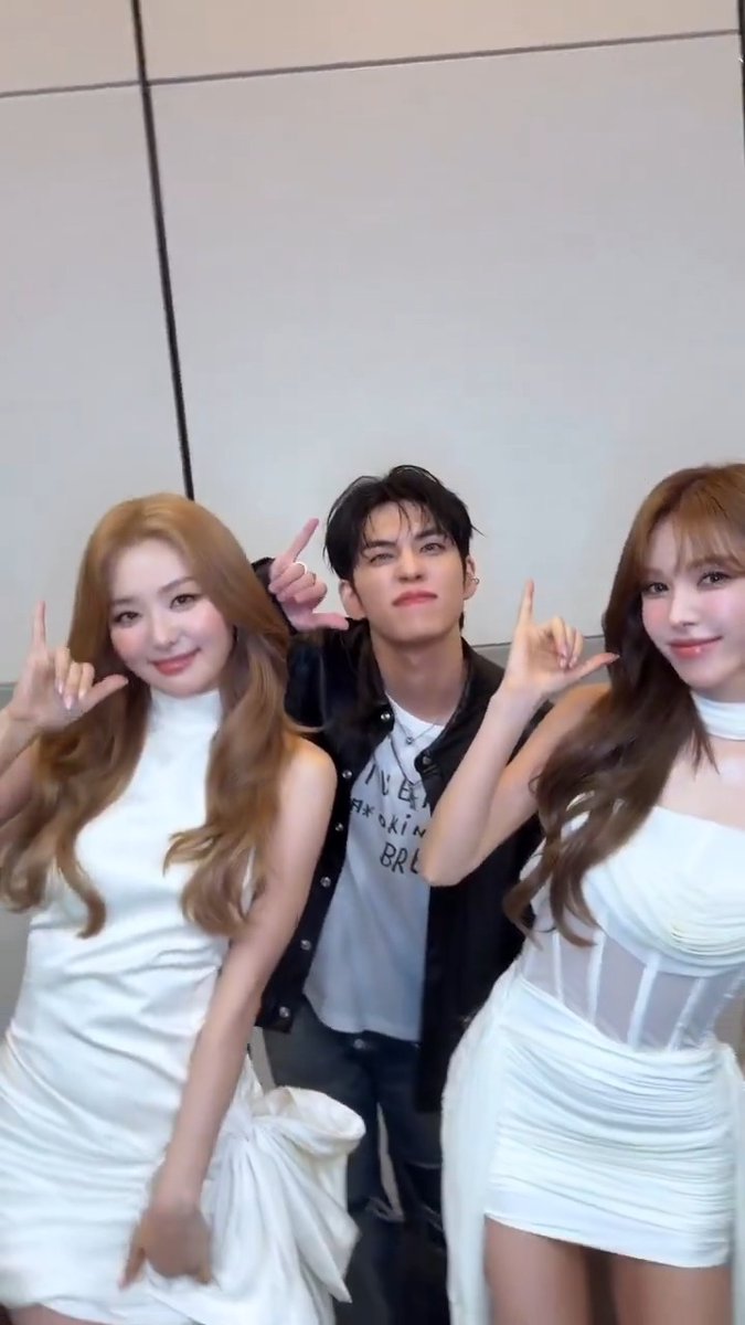 SEULGI &amp; WENDY SURFIN' BOY CHALLENGE WITH DAY 6 WONPIL