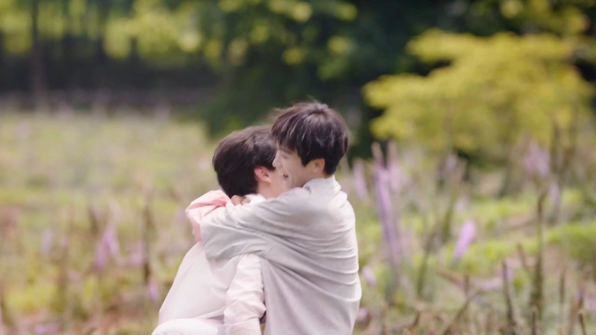 🚨 Cena cortada de ‘Revenged Love’ onde Wu Suowei leva Chi Cheng ao túmulo de seus pais para apresentá-lo foi liberada. O clipe possui as vozes originais dos atores, sem dublagem.