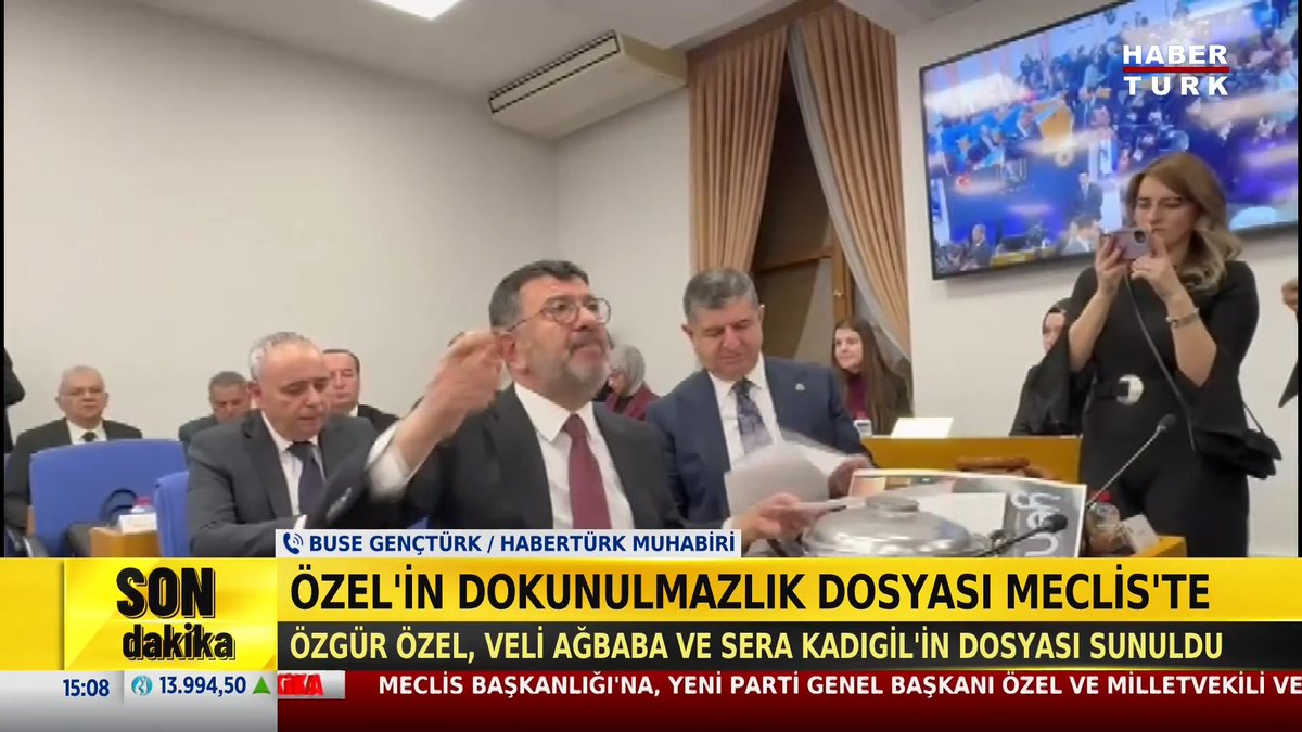 #SONDAKİKA - Özgür Özel'in dokunulmazlık dosyası Meclis'te Özgür Özel, Veli Ağbaba ve Sera Kadıgil'in dosyası sunuldu.