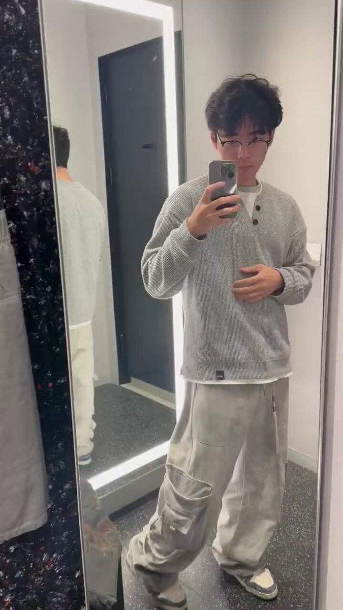 运动完的汗味鸡巴，正新鲜出炉，有没有人想舔？和我手一样长的尺寸，想象一下被你深喉的感觉…口活好或能持久的0来吧，咱们一起爽🤤😋