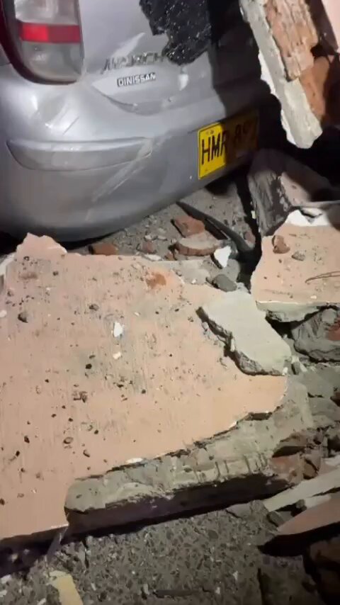 #IMPERDONABLE 🤬 En medio de la tragedia provocada por el fuerte sismo, habitantes de Pereira denunciaron el actuar de sujetos que aprovechan la emergencia y la vulnerabilidad de las zonas afectadas para cometer robos, generando indignación y un rotundo rechazo de la ciudadanía.